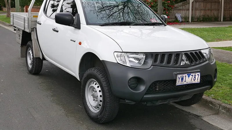 2007 Mitsubishi Triton ML: 2007 Mitsubishi Triton (ML MY08) GLX 4WD 4-door cab chassis (2015-08-07)